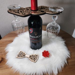 Support à verres pour bouteille de vin en bois de peuplier. Gamme St Valentin, fabriqué par Koa'Wood en Vendée.