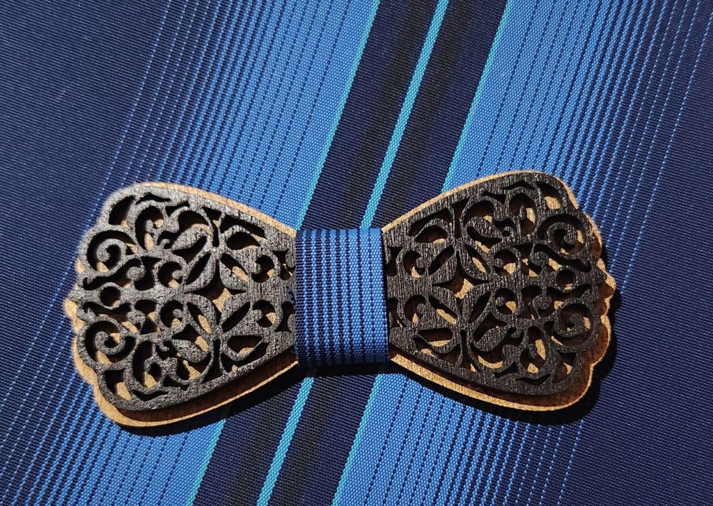 Nœud papillon en bois arabesque mariant élégance et originalité